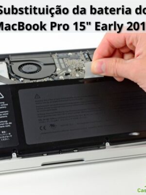 Técnico especializado substituindo bateria de MacBook Pro 15 polegadas (modelos Mid 2011 e 2012) na Casa do Mac, assistência técnica autorizada Apple.