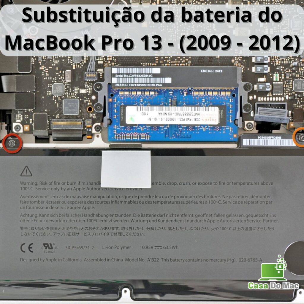 Técnico especializado substituindo bateria de MacBook Pro 13 polegadas (modelos Mid 2009 e 2012) na Casa do Mac, assistência técnica autorizada Apple.