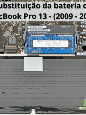 Técnico especializado substituindo bateria de MacBook Pro 13 polegadas (modelos Mid 2009 e 2012) na Casa do Mac, assistência técnica autorizada Apple.