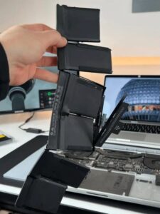 Técnico especializado substituindo bateria de MacBook Pro 13 polegadas (modelos Mid 2019 e 2012) na Casa do Mac, assistência técnica autorizada Apple.