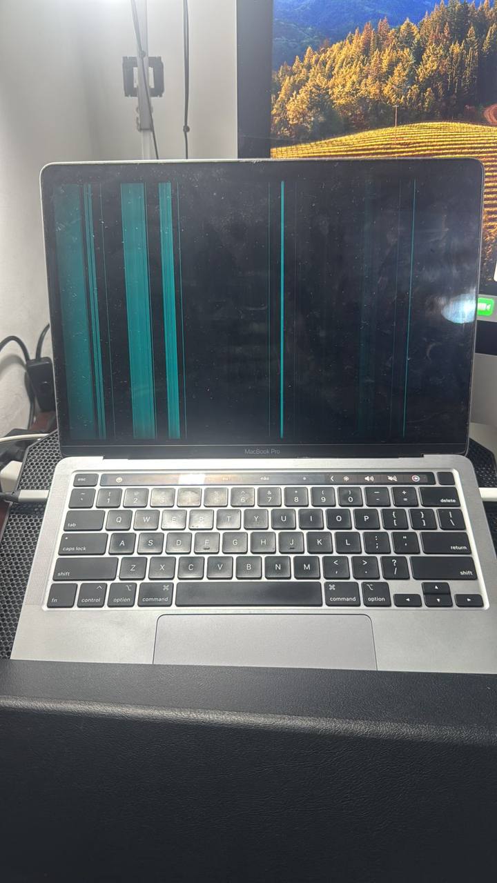Macbook pro com tela apagada e listras coloridas verticais, lcd danificado