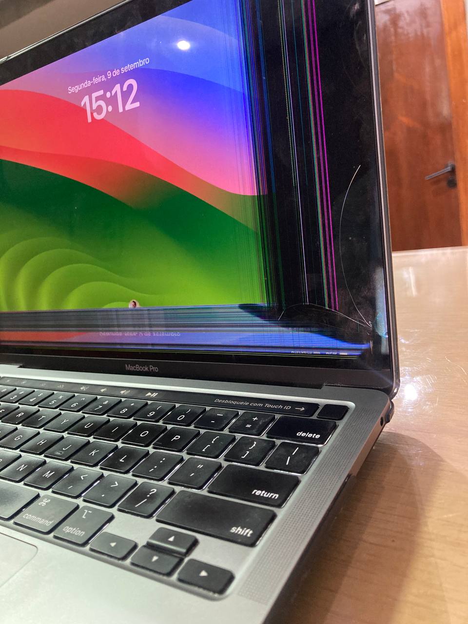 Close da trinca interna no display do macbook pro, dano no lcd