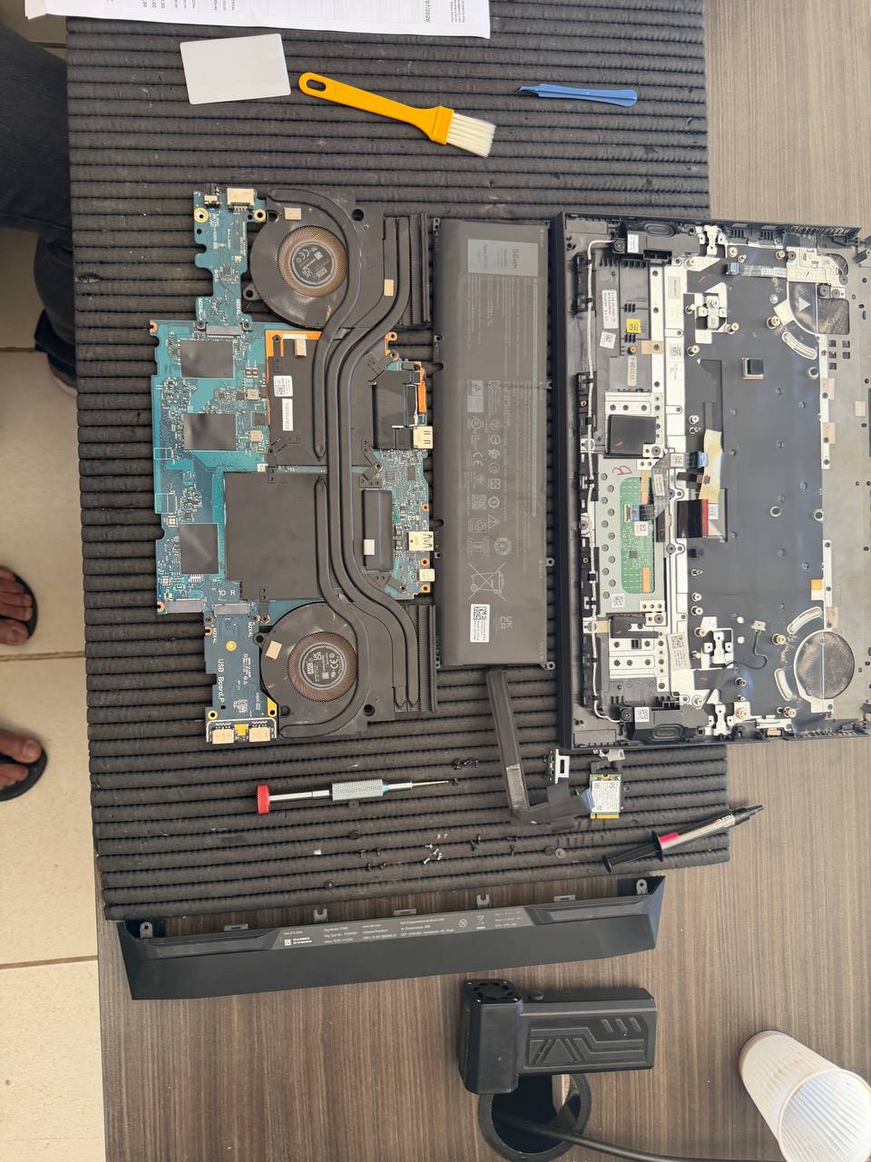 Manutenção Preventiva de Notebooks: Prolongue a Vida Útil do Seu Dispositivo 1 Manutenção de notebook dell com limpeza e troca de pasta térmica na casa do mac