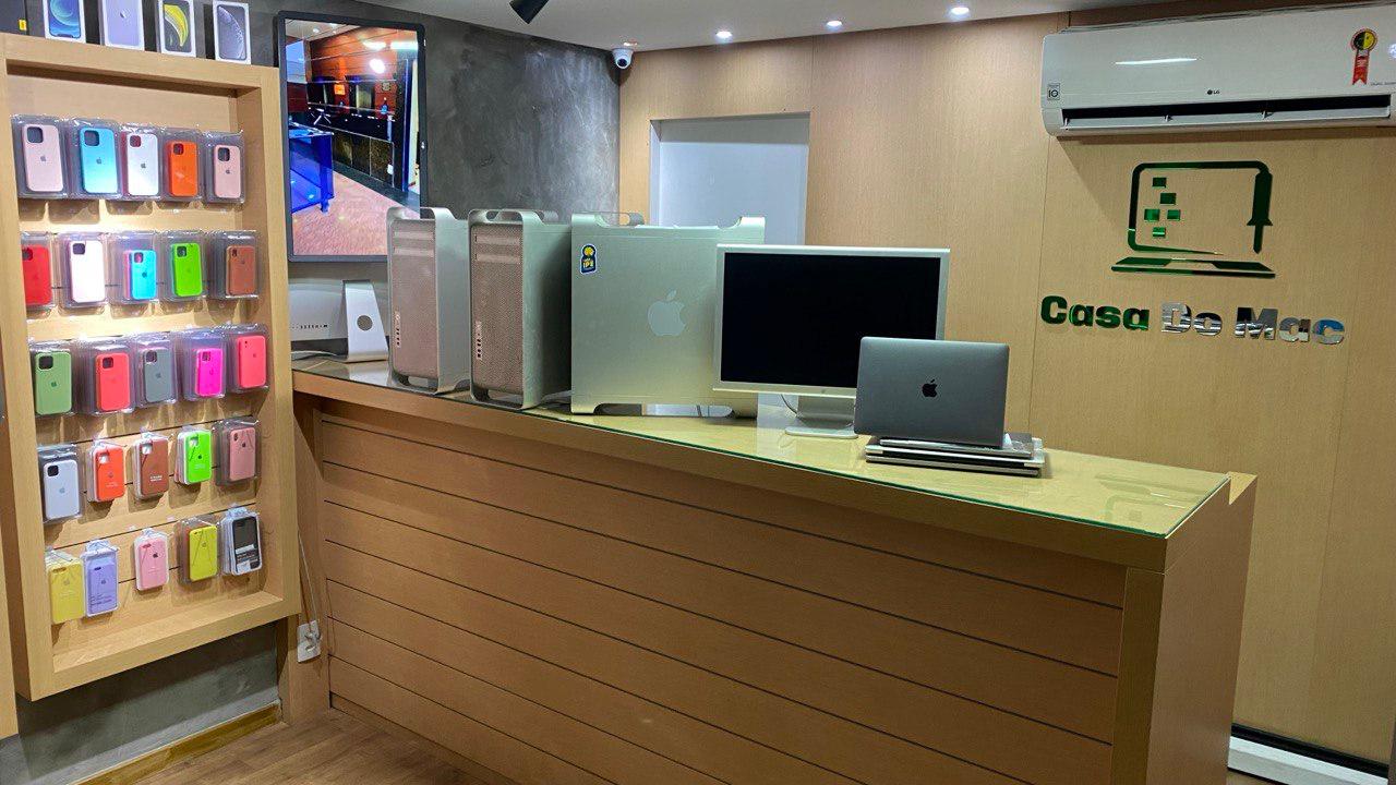 Assistência Técnica Apple em Brasília 5 Interior da loja casa do mac na asa norte, liberty mall, brasília — balcão de atendimento com imacs e macbooks