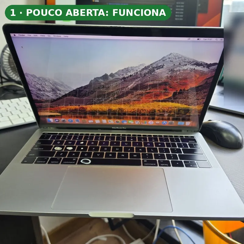 MacBook Pro A1708 com defeito no flex da tela: pouco aberta funciona Macbook pro 13 a1708 com a tela pouco aberta funcionando normalmente, antes do reparo do flex da tela na casa do mac asa norte
